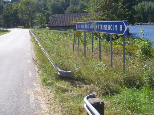 See the hidden Yellow-N&auml;ckrosleden sign?